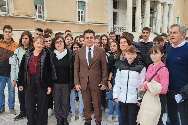 Μαθητές από Άργος και Κορησό στη Βουλή - ΦΩΤΟ