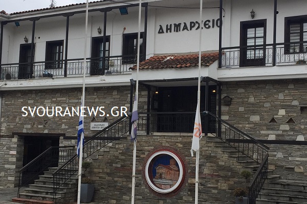 Μεσίστιες οι σημαίες στην Καστοριά - ΦΩΤΟ