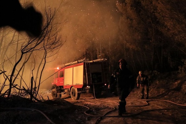 Συνεχίζεται η μάχη με τις φλόγες στο Μονόπυλο