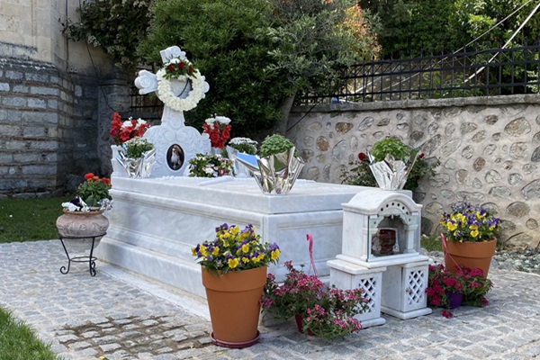 Γέμισε λουλούδια ο τάφος του Σεραφείμ - ΦΩΤΟ